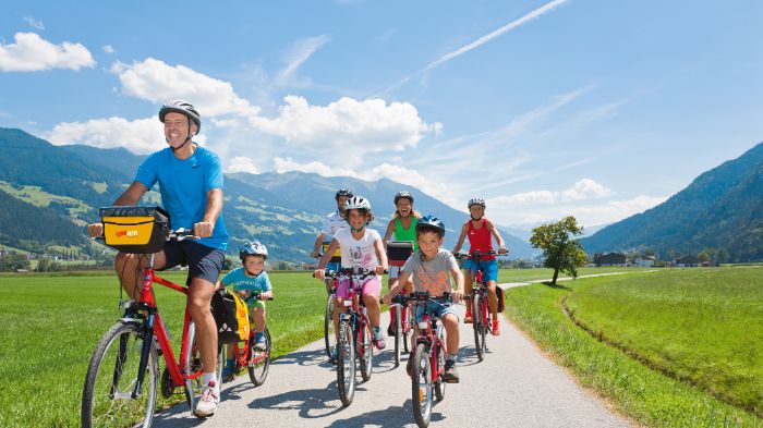 Family cycling along the Tauern cycle path