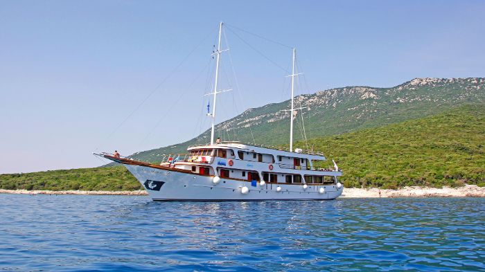 Die MS Amore vor einer kroatischen Insel