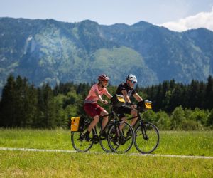 Zwei sportliche Radler in den Bergen