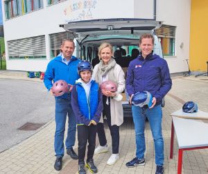 Unsere Geschäftsführer Verena Sonnenberg und Thomas Schmid mit Matthias Strasser vom Elternverein der Volksschule Obertrum