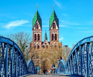 Blick über die Wiwilibrücke zur Herz-Jesu-Kirche in Freiburg