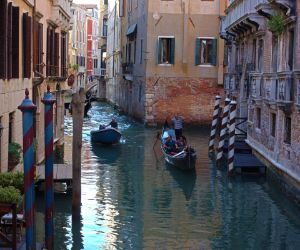 Gondeln am Canale in Venedig