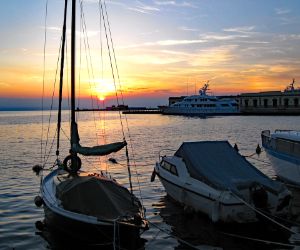 Hafen bei Sonnenuntergang