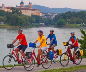 Radfahrer am Donau Radweg mit Stift Melk