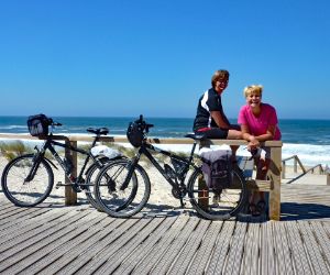 Zwei Frauen mit Rädern am Strand
