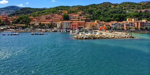 Blick auf die bewohnte Küste in Elba