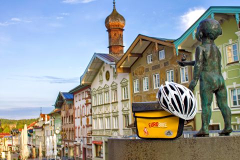 Lenkertasche mit Eurobike Helm platziert in der Fußgängerzone in Bad Tölz