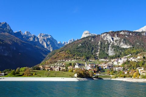 Wandern ohne Gepäck in den Brenta Dolomiten bei Molveno am See