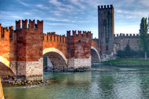 Wandern mit Blick auf die imposante Ponte Scaligero in Verona