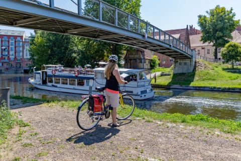 Radfahrer an Schiffbrücke in Brandenburg