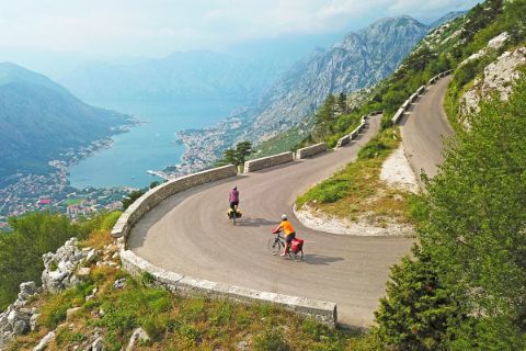 Radweg über Serpentinen in die Bucht von Kotor