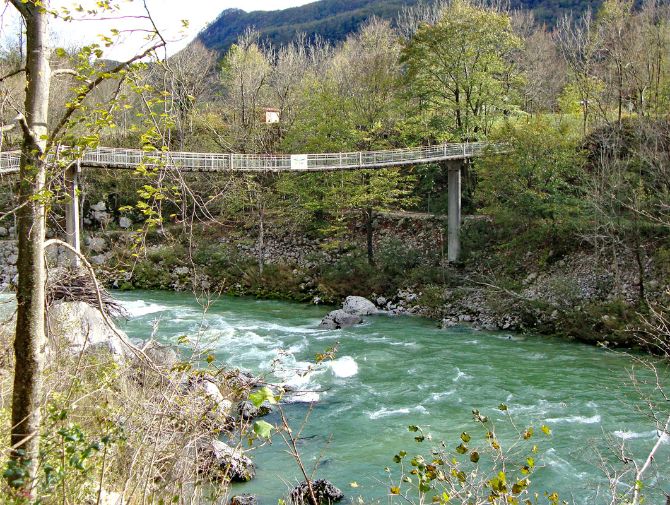 Hängebrücke über den Fluss Soca