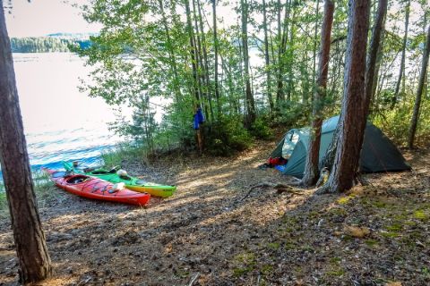 Zelt im Wald direkt am See beim Kajakurlaub Finnland von Euroaktiv