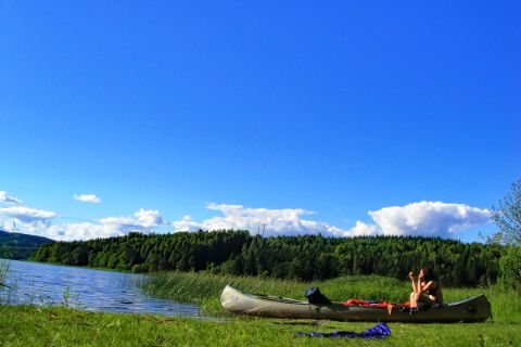 Pause am Ufer mit dem Kanu in Schweden