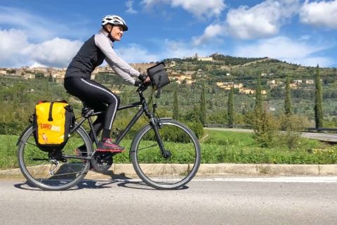 Radfahrerin am Weg nach Rom