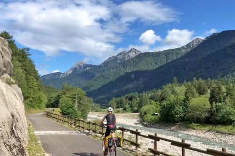 Radfahrer am Alpe-Adria Radweg