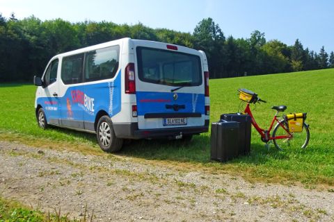 Eurobike Gepäcktransfer Bus mit Koffer und Rad