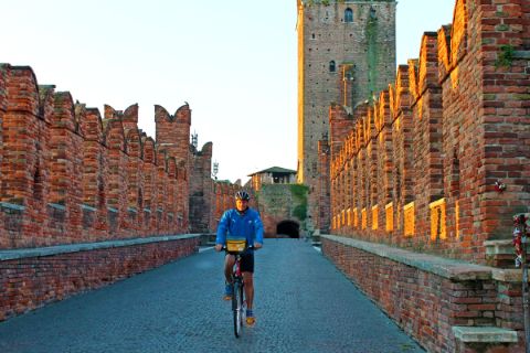 Radfahrer am Castelvecchio in Verona
