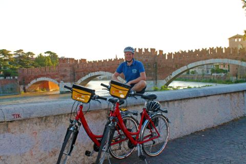 Radfahrer macht eine Pause auf dem Castelvecchio in Verona