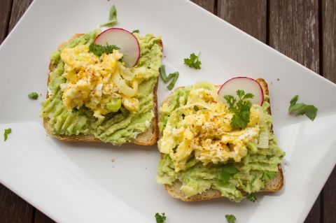 Wholemeal bread with avocado and scrambled eggs