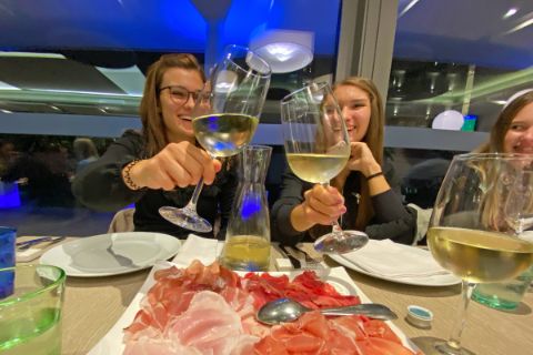 Abendessen in Riva mit einem Glas Wein