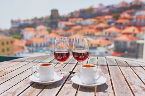 Madeira-Wein und Kaffee auf einer Terrasse in Funchal genießen