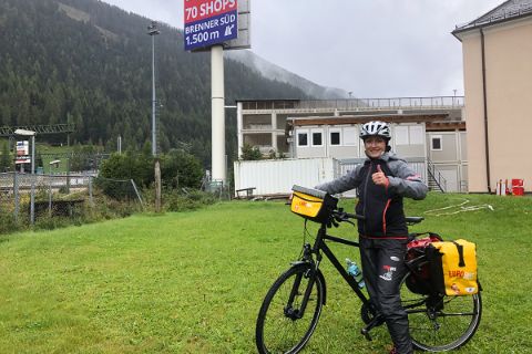 Verena mit Fahrrad am Brenner