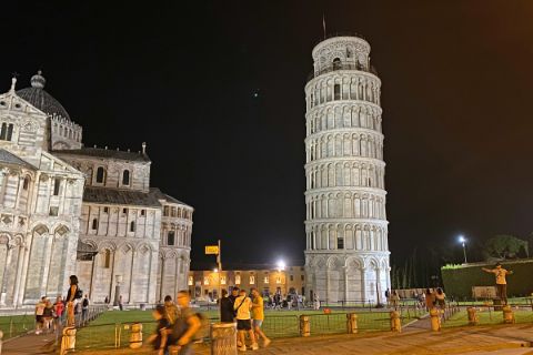 Der schiefe Turm von Pisa bei Nacht