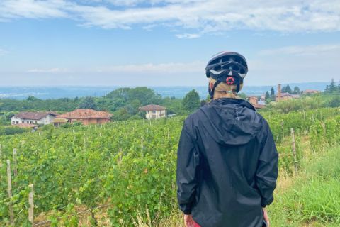 Cyclist in front of the landscape in Piedmont