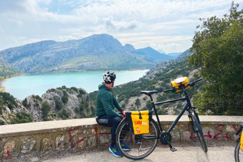 Valerian with the bike in front of the Cuber reservoir