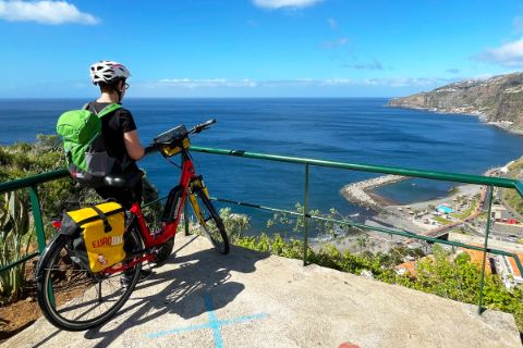 Madeira Aussichtspunkt mit Radlerin 