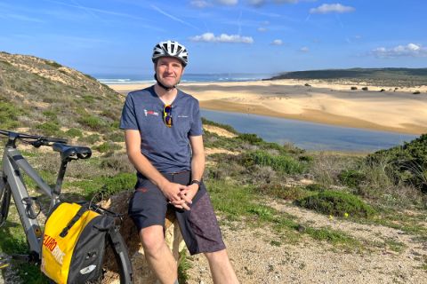 Eurobike-Mitarbeiter Joscha mit dem Rad an der portugiesischen Küste