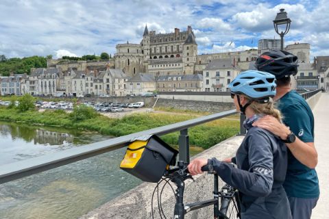 Paar mit Fahrrad blickt auf Schloss Amboise