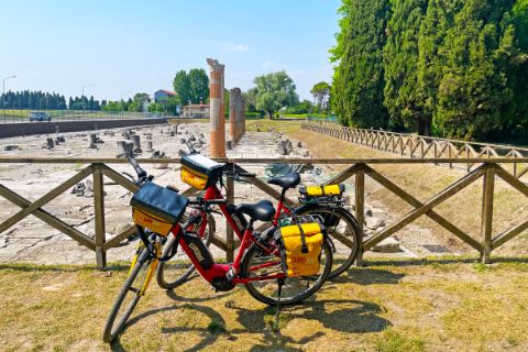 Ausgrabungsstelle in Aquileia mit Fahrrädern