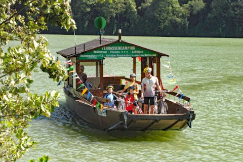 Radüberfahrt mit dem Boot auf der Donau