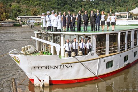 Crew der MS Florentina auf dem Deck des Schiffs