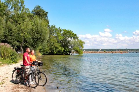 Radfahrer am See 
