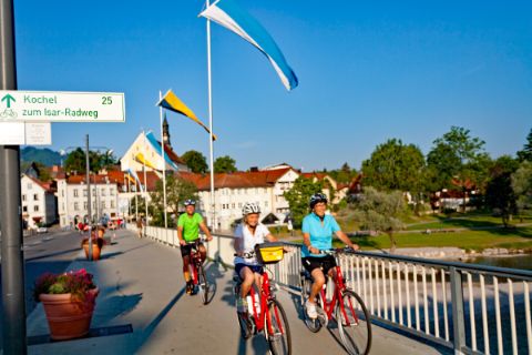 Radfahrer auf Brücke in Bad Tölz