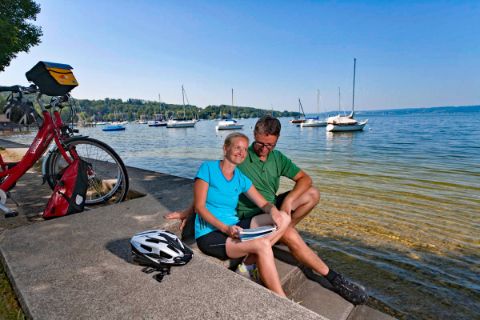 Cyclists having a break at the bank of Lake Ammersee