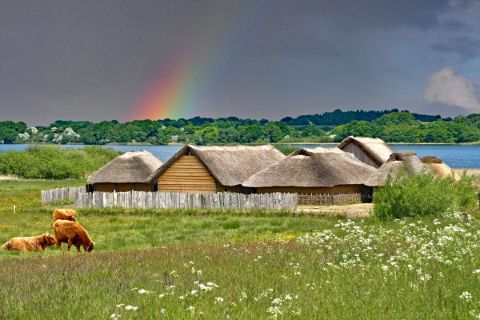 Wikingerhäuser mit Regenbogen im Hintergrund