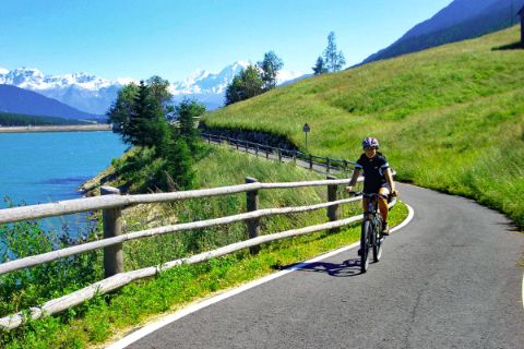 Radfahren entlang dem Reschensee
