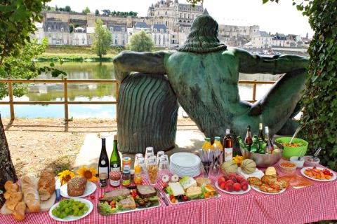 Picknick mit perfekter Aussicht auf eines der Schlösser der Loire