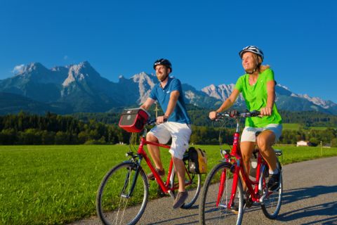 Radfahrer auf Radweg mit Bergpanorama