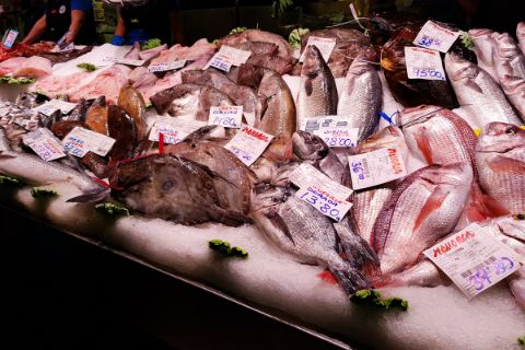 Frischer Fisch im Mercat de l’Olivar