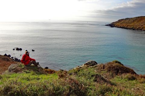 Wanderrast mit Panoramablick in Cornwall