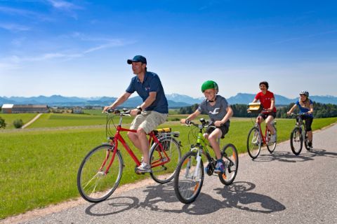 Familie fährt Fahrrad mit tollen Ausblick