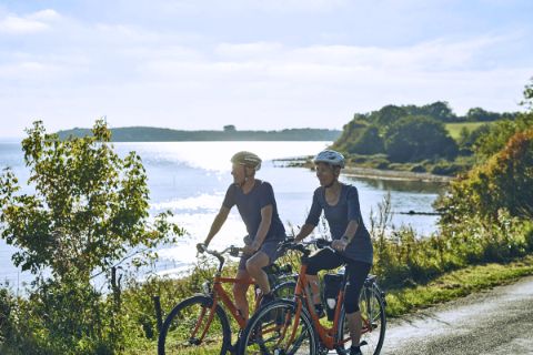 Radfahrer an der Küste von Dänemark