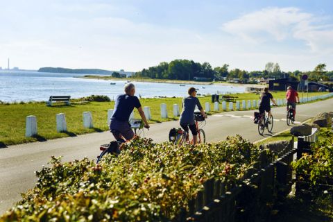 Radfahrer am Ufer 