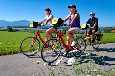Eurobike Radler auf Radweg am Königssee