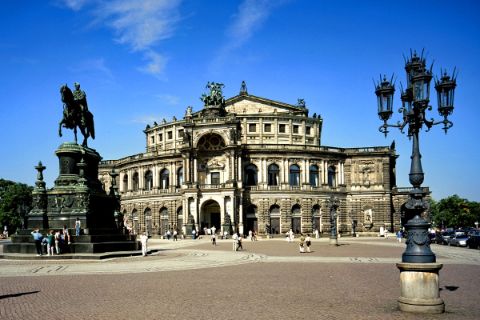 Theaterplatz mit Semperoper in Dresden